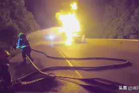 南阳：走着走着撞上隔离墩 半挂货车起火了图片
