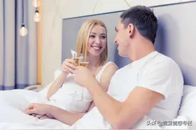 离婚之后，还睡一张床的夫妻，是穷到买不起另一张床吗？图片