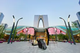 “世界第一门”东方之门，高301.8米，苏州旅游必打卡地标图片