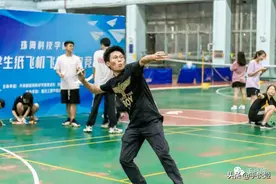 这合理吗？日本大学生将纸揉成团参加纸飞机比赛，获得冠军图片