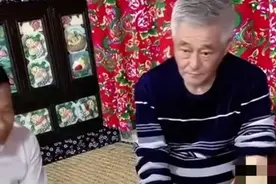 赵本山一家直播！宋小宝徒手大锅里捞吃，赵本山吃饱犯困险睡着图片