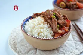 番茄牛肉饭早餐真豪横，10分钟轻松搞定，元气满满连午餐都有了图片