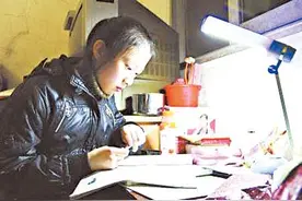 夫妻同心其利断金，爱的路上，相互扶持。图片