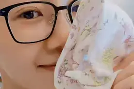 郑恺妻子苗苗给女儿制作口水巾，太贤惠！给宝宝用口水巾注意哪些图片