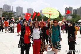 沈阳：63岁铁西劳动公园开园首日迎人潮，人山人海成欢乐的海洋图片