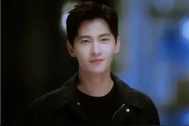 吴京今天好忙，凭表情包上热搜引热议！可一看本尊的反应，好淡定图片