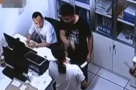 孩子逛超市拿水就喝，拿空瓶结账却被要求十倍赔偿，妈妈怒骂店员图片