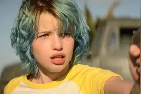 她是《黑寡妇》里的“小寡姐”，也是好莱坞知名星二代图片