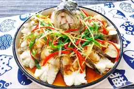 【清蒸鲈鱼】的做法+配方，清蒸的口感很不错，家常菜特别好吃！图片