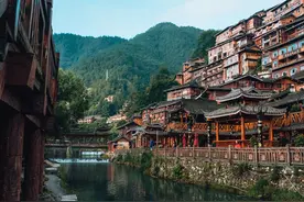 西江千户苗寨：是目前中国乃至全世界最大的苗族聚居村寨图片