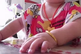 “我女儿手镯上万元，你们赔吧”，幼儿园老师三句话让家长无语图片