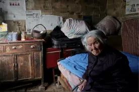 陕西90岁农妇一生拒绝上户口，临终前拿出照片，曝出自己真实身份图片