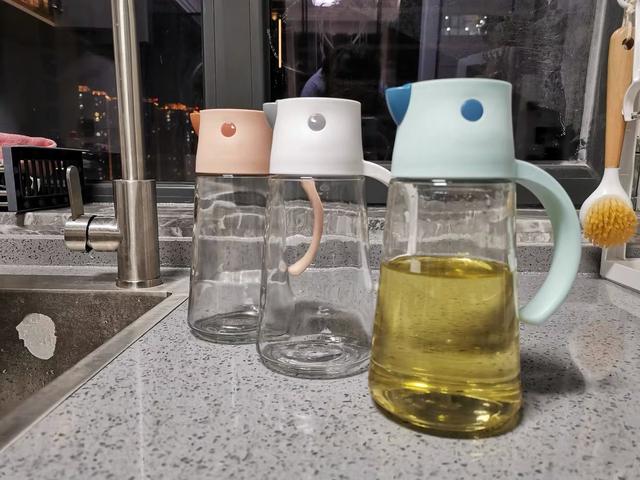 玻璃杯底部鱼鳞
