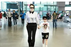 拳王邹市明儿子霸气出镜，模特老妈气质都得甘拜下风啊图片