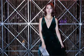 40岁蔡依林够性感，“真空”礼服大秀凹凸感，身材丰满有料图片