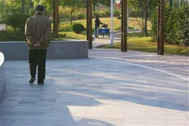 目前对于60岁以上的失信被执行人，信用惩戒还有用吗？分析一下图片