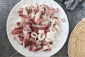 吃鱿鱼，福建人最有一套，简单一烫一切，鱿鱼原汁原味，清脆鲜美图片