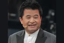 她是海军军花，被毕福剑意外捧红，毕姥爷落魄时她不忘感恩！图片