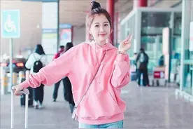 虞书欣私下里好明媚，一身粉蓝造型似少女一般，高扎丸子头真可爱图片