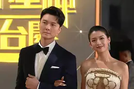 TVB台庆像公司年会：明星造型怀旧被嘲土，王浩信搭蔡思贝走红毯图片