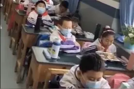小学生错峰吃饭视频火了！网友：哈哈哈，这画面太残忍了图片