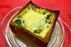 网红早餐「豪华厚蛋吐司」酥脆香浓，芝士香气迷人，5分钟搞定图片