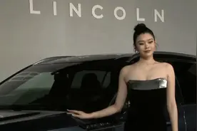 超模红毯比拼！奚梦瑶紧身裙挤出副乳，身材壮硕腰是何穗两倍粗？图片