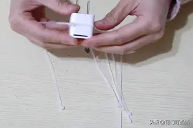 今天才知道，充电器插头上绑几根扎线带，解决了很多人的一个烦恼图片