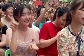 最美幼儿园老师火了！在台下给孩子领舞笑容温暖治愈，网友：爱了图片