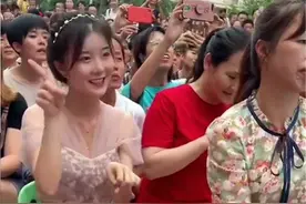 最美幼儿园老师火了！在台下给孩子领舞笑容温暖治愈，网友：爱了图片