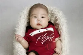 德云社烧饼二胎百天照曝光，基因强大俩孩子似复制，娇妻嫩如少女图片