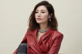 50岁李嘉欣韵味十足！红色皮裙搭配高筒靴，豪门阔太气质太迷人图片
