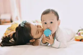 别再让姐姐让弟弟！爸妈这样做二宝感情更有爱，很多父母不知道图片