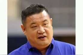 山东男篮主教练徐长锁图片