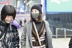 46岁贾静雯高级有女人味，穿大衣搭长靴毛衣搭阔腿裤，保暖优雅图片