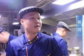 别致制服的海军炊事员，领口上英文引注意！网友：岳云鹏海军分鹏图片