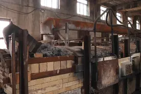 回收废弃铅酸电瓶炼铅 本来是个好事儿 但是却被逮捕了视频封面