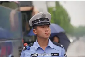 致敬！石家庄一辅警雨中执勤脚被雨水浸泡十几小时图片