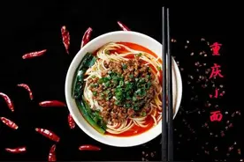 重庆小面：我只研究“4类调料、3种浇头”！食客排了17年队图片