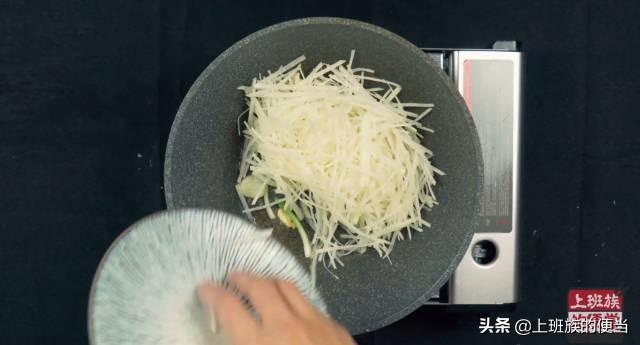 怎样把土豆丝炒的又香又脆？只需一点小技巧，味道比饭店还好吃