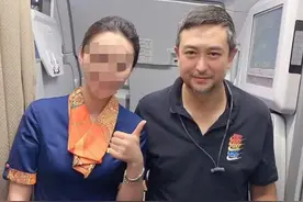 网友偶遇张嘉译，才50岁头发胡子近全白！与身旁美貌空姐对比明显图片