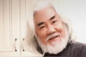 70岁张纪中罕晒做家务视频，卖力刷锅不嫌累，首次回应家中地位图片