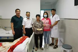 为了一个老年人的脱贫致富图片