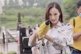 她幼年丧父，7岁残疾，却荣获冠军打破世界纪录，成为奥运火炬手图片