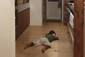 妈妈偷拍女儿“睡姿”8年，姐妹花可爱极了，网友：太治愈了图片