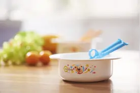 宝宝用筷子吃饭可以促进大脑发育，多大适合练习使用筷子？图片