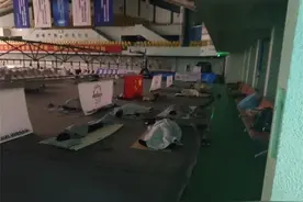 哈尔滨工业大学烈日当空，行政楼前打地铺，学校如何处理图片