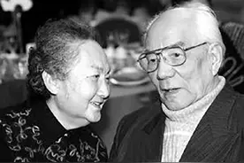 37年前他是哥哥，37年后娶她做妻子，相伴40年，外孙是大明星图片