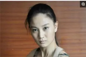 穿军装的侯梦莎，英姿飒爽，气质帅气逼人图片