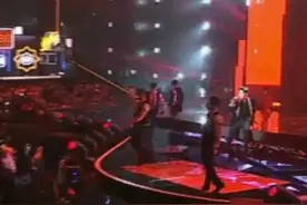 舞台事故不断！阿云嘎踩空王源伴奏消失，张艺兴吊威亚被晃好吓人图片